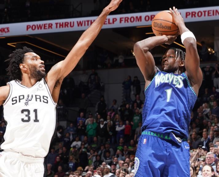  爱德华兹三分火力全开森林狼轻取开拓者